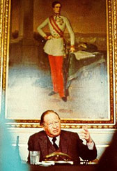 Im Zeichen von Tradition und Kontinuität - Bruno Kreisky unter einem Bild des jungen Kaiser Franz Josef