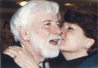 vergrößern Barbara Taufar mit dem israelischen Journalisten Uri Avnery im Kreisky Forum, ca. 1999