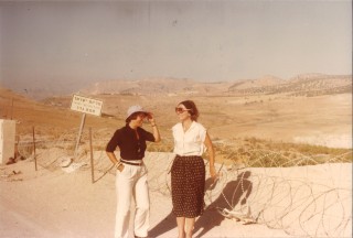 vergrößern Barbara Taufar mit Margit Schmidt am Golan, ca. 1976/1977