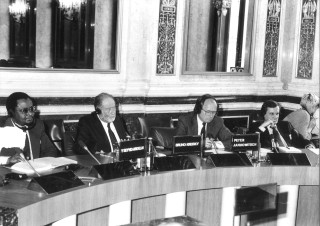 Peter Jankowitsch mit Bruno Kreisky bei einer Eisenbahnsitzung 1985