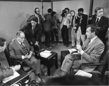 vergrößern Wolfgang Petritsch bei einem Fernseh-Duell von Bruno Kreisky und Alois Mock, 1983